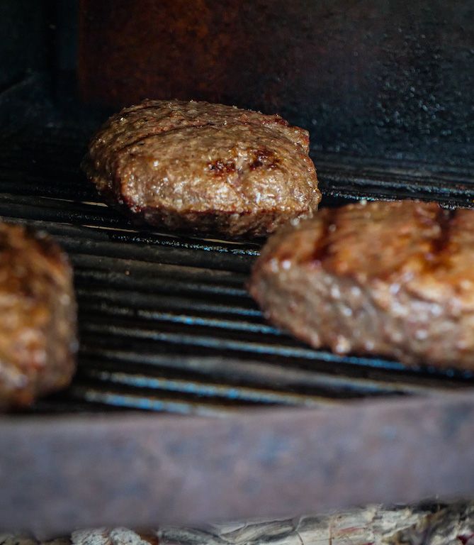 Gli hamburger di Panini Cecchini sono cotti rigorosamente sulle braci
