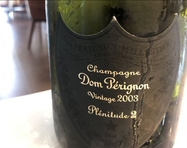 Dom Pérignon P2 2013: bollicina floreale dai sentori tostati e di cenere. Al naso, aromi di albicocca essiccata, fico e lampone ce lasciano il posto al pepe bianco. Un vino vibrante, generoso, strutturato, con un nota iodata molto persistente
