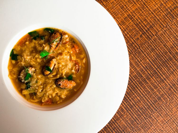 Pasta fresca grattugiata in brodo di parmigiano e cozze