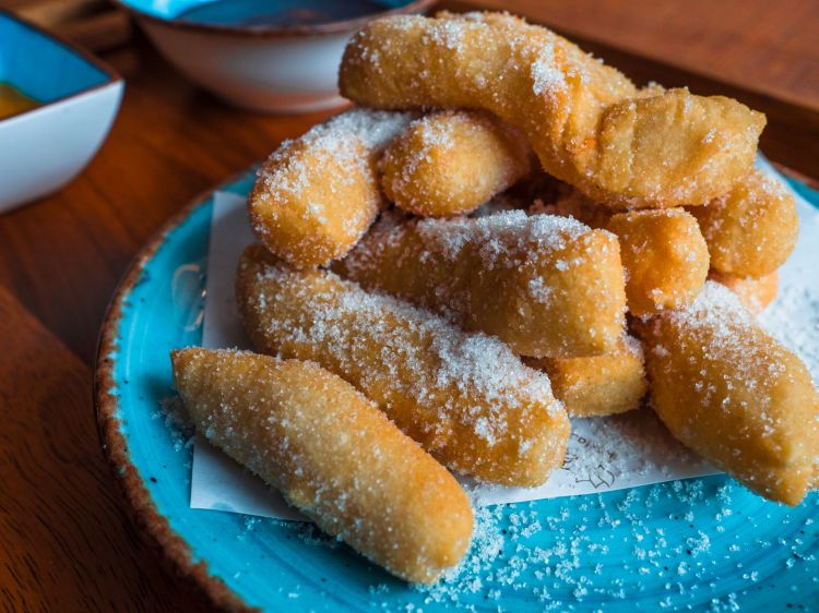 Churros di pizza fritta con marmellata di arance