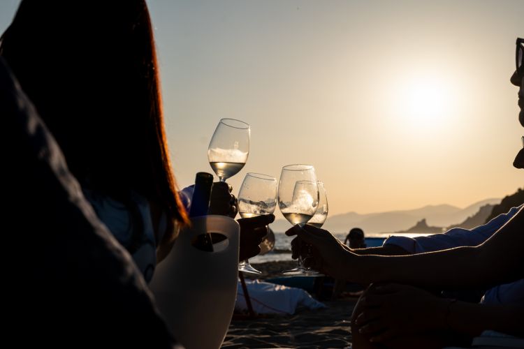 Un brindisi sulla spiaggia di Sperlonga, al Bazza