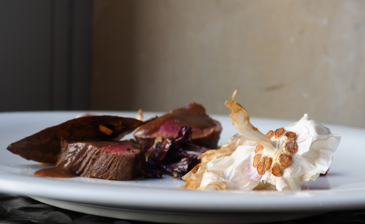 Cavallo, cotognata, radicchio e aglio rosso