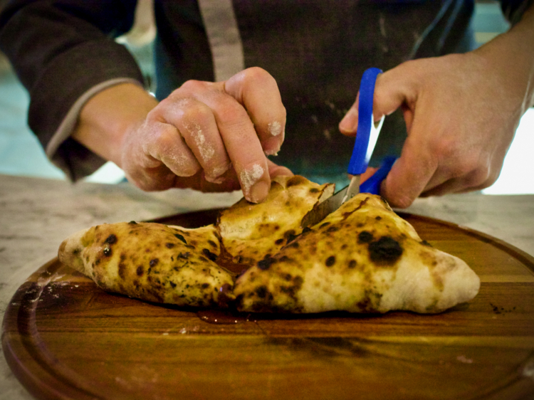 Calzone ripieno di cioccolato fondente al 70%, sale maldon e olio evo
