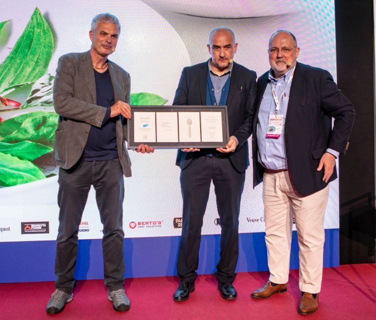 Pietro Leemann e Nicola Perullo ricevono la targa di Identità Milano 2022 da Paolo Marchi