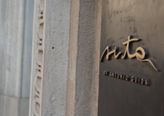 La placca del ristorante Seta del Mandarin Orienta