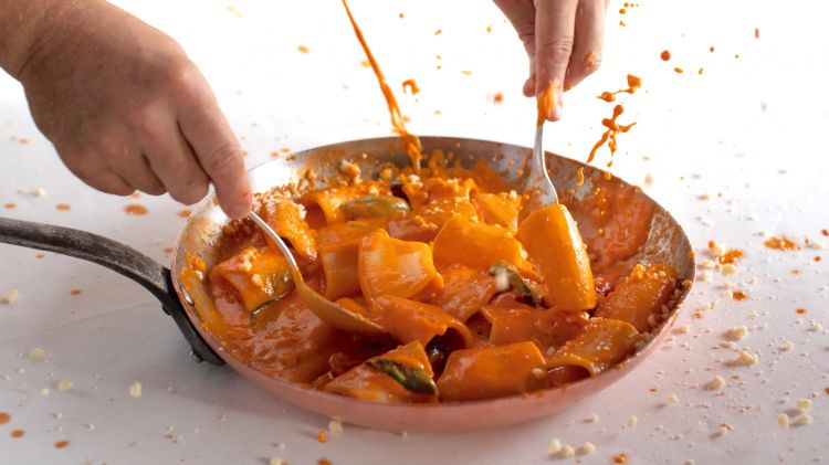 Sembra un paradosso, ma fra le tre preparazioni iconiche del Da Vittorio non ce n'è una di mare, per un ristorante che ha fatto del pescato il suo fiore all'occhiello. Qui i mitici Paccheri alla Vittorio