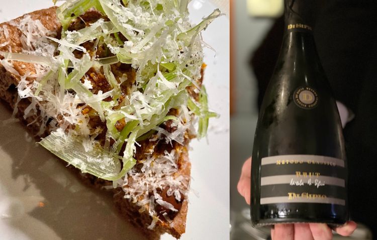 Padellino al cacao: coda alla vaccinara di Pier Daniele Seu
Un altro autore, un altro impasto: questa volta ci confrontiamo con il padellino di Pier Daniele Seu; qui la texture cambia nettamente; è un morso più “panoso”e consistente, aromatizzato al cacao, elemento che smorza il gusto concentrato della coda alla vaccinara; in cima pecorino e ricci di sedano croccante a rinfrescare. Per l'abbinamento al calice, invece, ci spostiamo in Abruzzo, la regione più verde d’Italia e d’Europa. Da qui proviene questo vino spumante ottenuto da uve Chardonnay (60%)e Pinot Nero (40%). Il suo perlage, fine e persistente, si ottiene con almeno 36 mesi di permanenza in bottiglia sui lieviti di seconda fermentazione. All’olfatto si percepiscono note di pesca bianca, frutta esotica, cardamomo, zenzero e nuances di spezie che si fondono ai profumi di crosta di pane. In bocca il vino si apre per donare freschezza e vivacità.