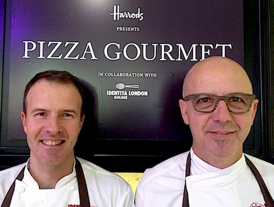 I due protagonsiti di Identità Pizza da Harrods a Londra: a sinistra Simone Padoan, a destra Franco Pepe. Le loro pizze, tre a testa, profumeranno fino a sabato 31 otobre la pizzeria dell'incredibile grande magazzino della capitale inglese