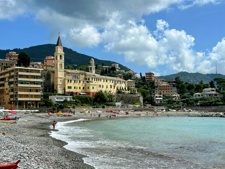 Recco, adagiata nel Golfo Paradiso della riviera ligure, ha 9 mila abitanti e una focaccia col formaggio IGP che fa impazzire il mondo