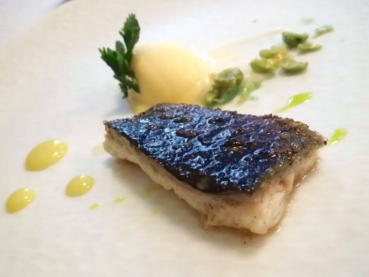 Anguilla con sorbetto al mandarino, crema di rapa bianca e piselli in salsa wasabi (Il Pagliaccio, Roma, chef Anthony Genovese)
