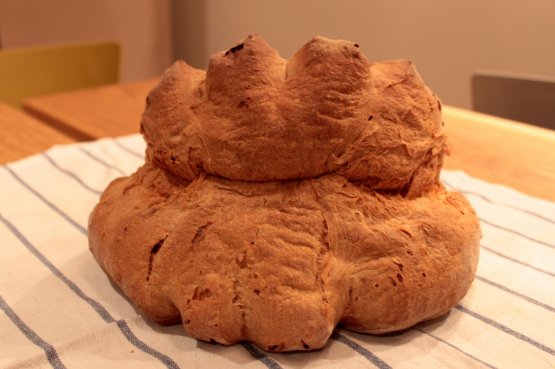 The bread loaf, in the “crests” version, is baked and ready, in all its simple beauty