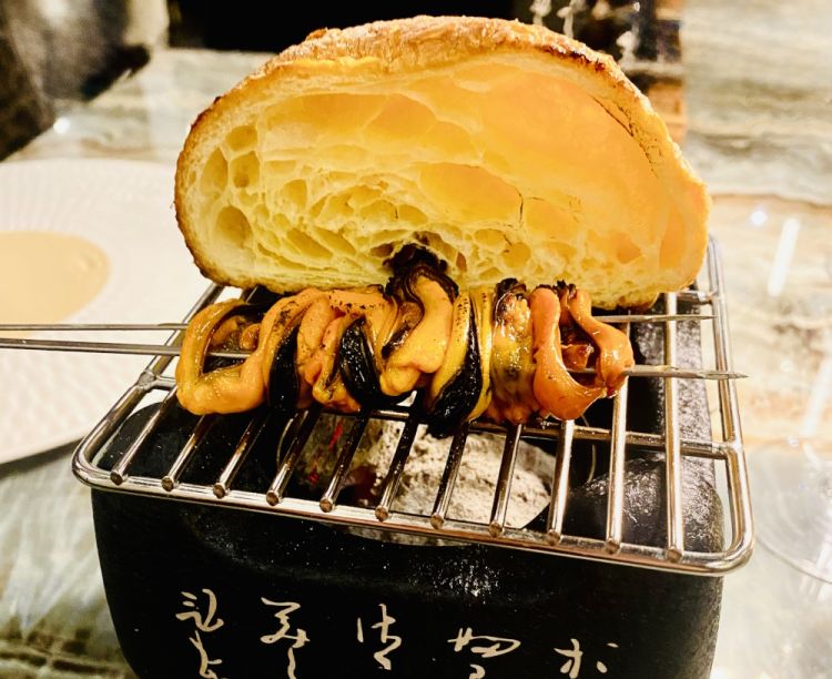 Pain au chocolat con spiedino di cozze