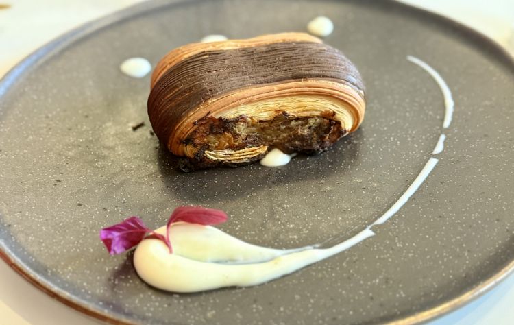 Pain suisse sfogliato con genovese napoletana e pecorino romano