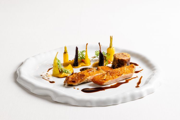 Faraona in due cotture con carota e rafano, uno de