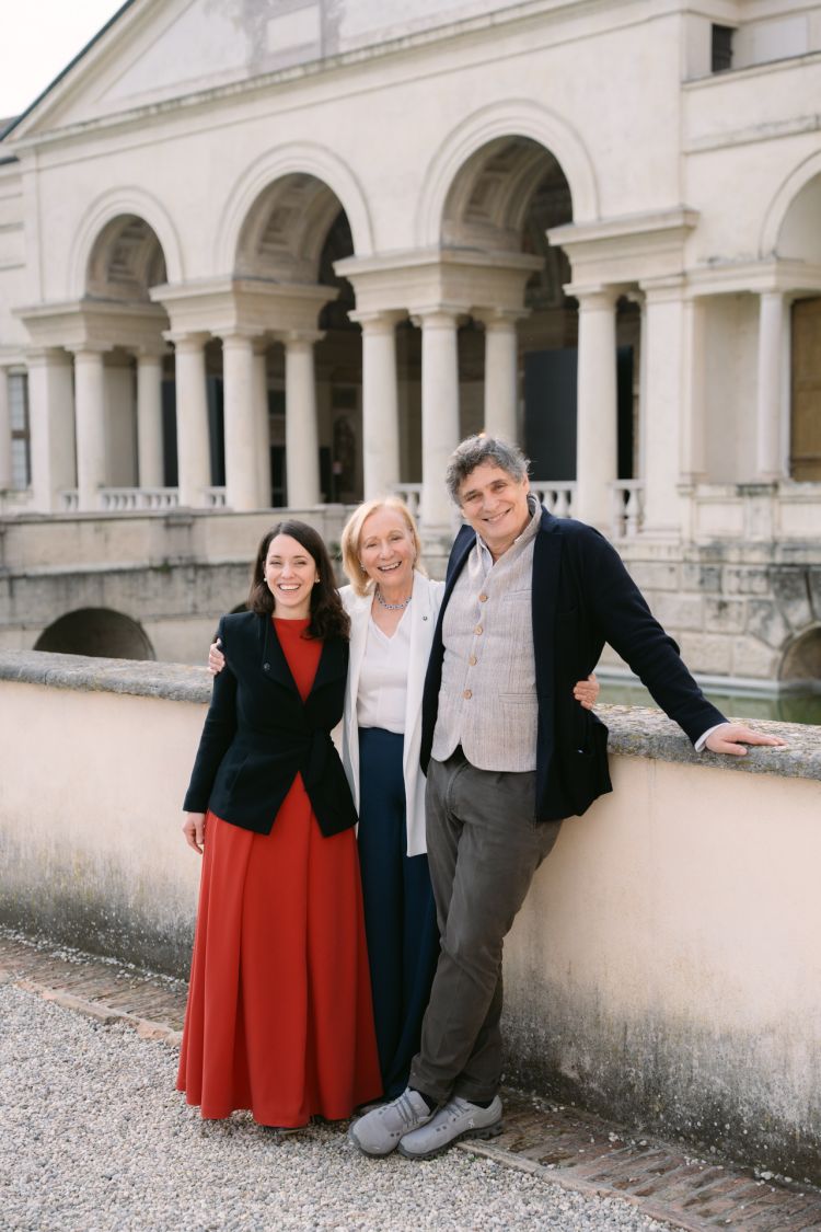 Da sinistra, Caterina Mastella,&nbsp;direttrice Marketing & Comunicazione del Gruppo Marilisa Allegrini, Marilisa Allegrini,&nbsp;Cavaliere del Lavoro e presidente del Gruppo che porta il suo nome e Stefano Baia Curioni,&nbsp;direttore di Palazzo Te
