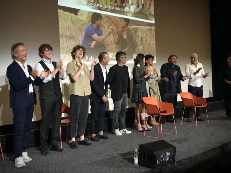 Presentazione in anteprima di Gli Amigos al Notorius Cinema Gloria, il 14 settembre. Da sinistra, molti dei protagonisti di questo progetto: Carlo Mangini, Direttore marketing, comunicazione e sviluppo commerciale Parmigiano Reggiano, gli interpreti del mini-film Francesco Gaudiello e Niccolò Gentili, Nicola Bertinelli - Presidente di Parmigiano Reggiano, le attrici Elena Funaro, Barbara Venturato, Marianne Leoni, l'attore Stefano Fresi e Cesare Casiraghi, direttore artistico