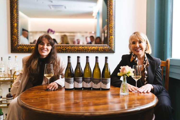 Serena e Valeria Agosta Costanzo con i vini Bianco