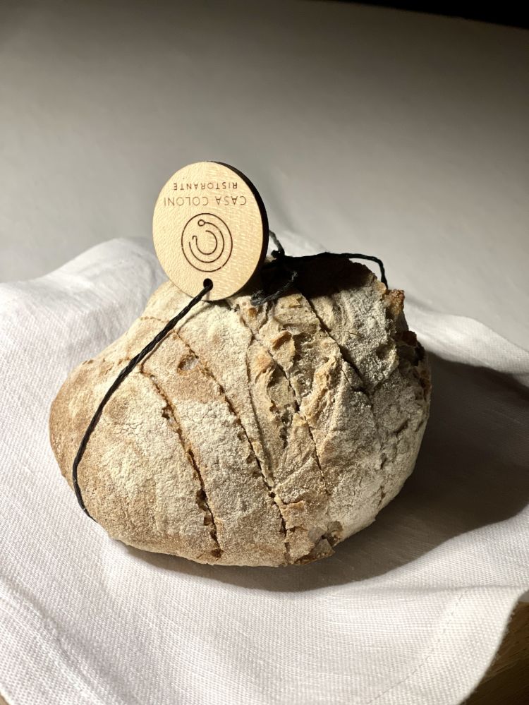 Il pane con farina di ghiande realizzato nel forno a legna circolare del ristorante Casa Coloni
