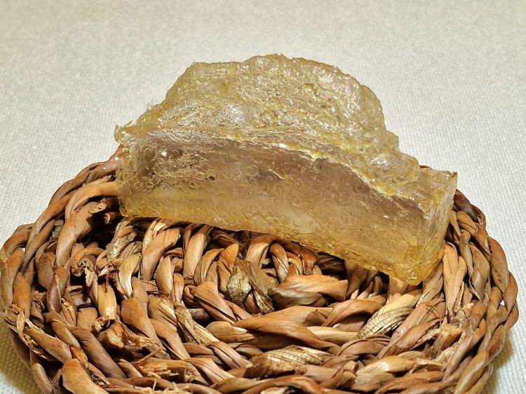 Il Pane di cristallo: nessun tipo di farina, impasto di fecola di patate con kudzu, pianta rampicante giapponese usata come un amido, cotto in forno e gonfiato ad aria, laccato infine con un olio all’aglio per dare ancor di più la sensazione di un crostino
