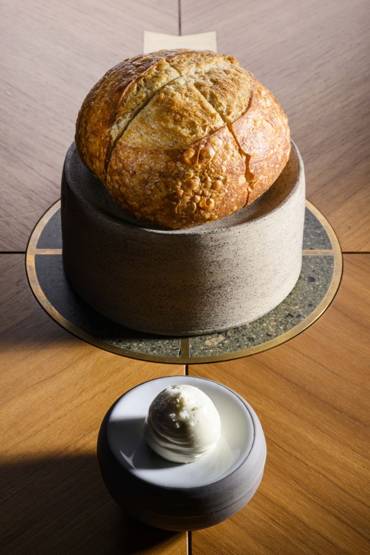Pane e burro: pane di lievito madre e farina macinata a pietra semi integrale e burro con cristalli di sale Maldon
