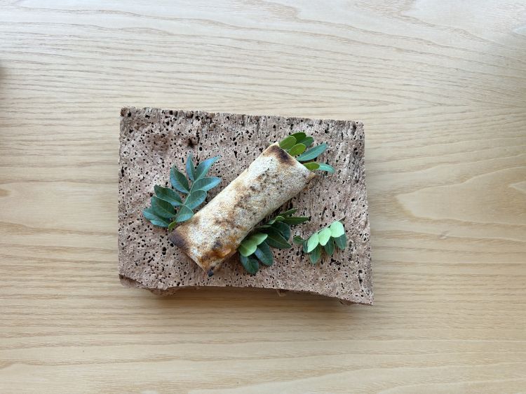 Pane lentu: sfoglia di grano duro, gallina al bbq, verdure marinate e formaggio