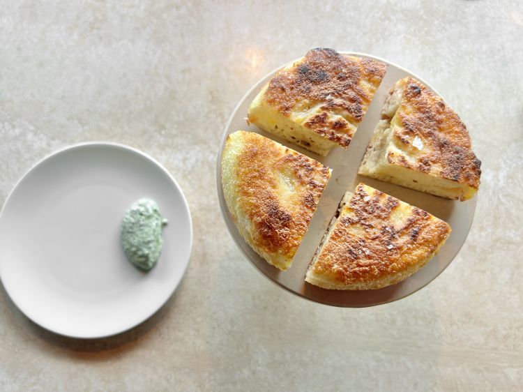 Pane di patate con pesto al mortaio di sesamo, erbe amare e olio evo