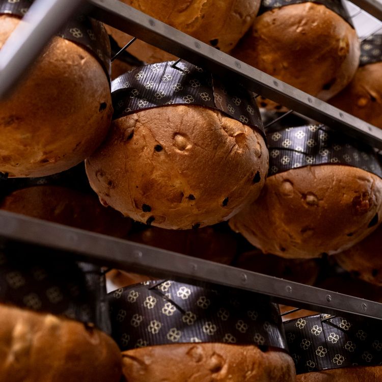 Una volta cotti, i panettoni vengono capovolti cos