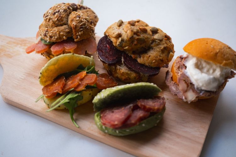 Panini farciti con i salumi di mare