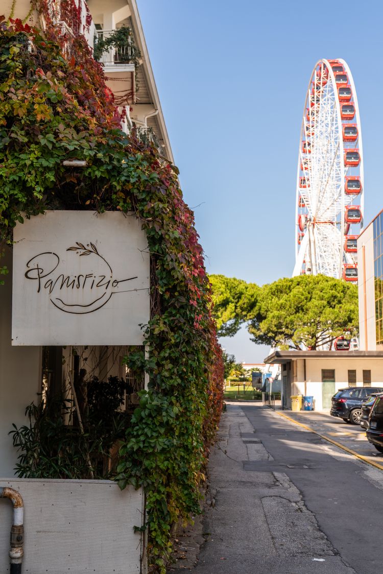 L'ingresso di Panisfizio è proprio nella zona più gettonata dai turisti. Nel periodo estivo ci sono altri due locali dello stesso brand