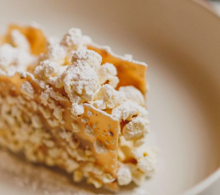 Panna cotta ai pop corn
Con caramello salato, pop corn salati e croccante al latte
