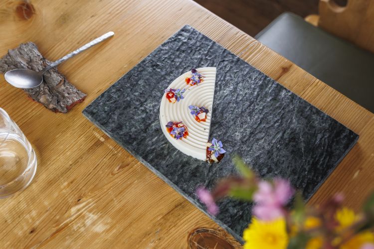 Interessante sigillo alla cena: Panna cotta al latte di mandorla con fava Tonka e confettura al peperone
