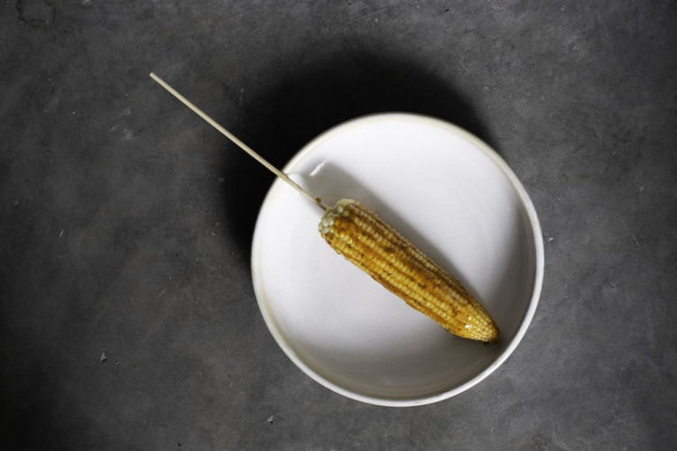 Pannocchia di mais con maionese di formica chicatana