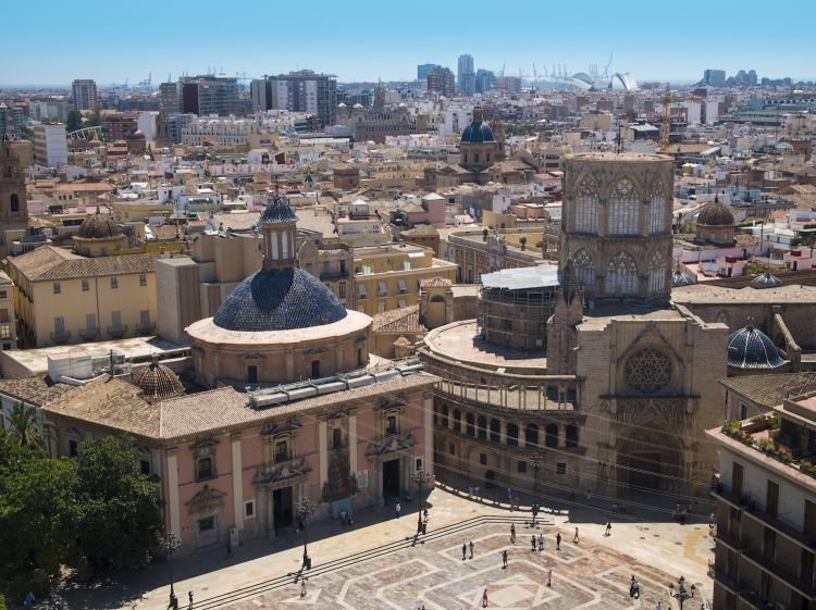 Plaza de la Virgen, una piazza di Valencia che sorge sull'antico foro della Valentia romana ed è circondata da tre degli edifici più emblematici della città: la cattedrale di Valencia, la basilica della Vergine degli Abbandonati e il palazzo de la Generalitat
