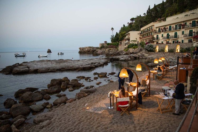 I tavoli del Brizza, sulla spiaggia del Belmond Villa Sant'Andrea a Taormina
