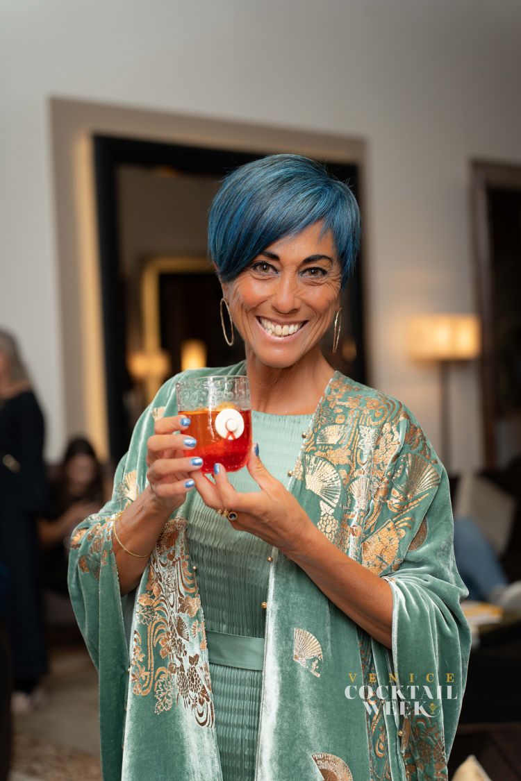 Paola Mencarelli chiude questo 2025 con una cocktail week che, per la prima volta, apre le porte a una nuova idea di condivisione per rafforzare il concetto di identità nazionale della miscelazione. Per questo nascono le collaborazioni con altre cocktial week italiane come Lecce Cocktail Week, Perugia Cocktail Week, Sardinia Cocktail Week e Trieste Cocktail Week