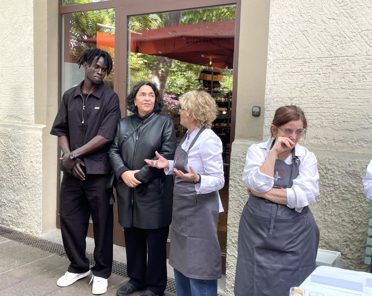 Da sinistra Momo, ex allievo dell'Arte del Convivio e capo pasticciere del Forno di Barona, a Milano, Paola Valeria Jovinelli, fondatrice di Arte del Convivio, Lola Torres, docente del corso di prodotti da forno sia dolci che salati&nbsp;e Gabriella Fontana, insegnante di lingua italiana a supporto delle corsiste
