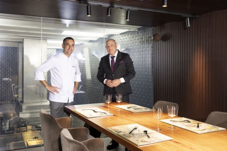 Paolo Casagrande e Joan Carles Ibáñez, nella sala che ospita Il Milione, affacciata sulla cucina di Lasarte
