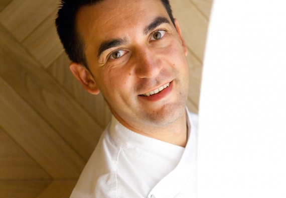 There’s a touch of Italy in the Martín Berasategui group: in the photo, Paolo Casagrande, from Treviso, chef at Lasarte in Barcelona, 3 Michelin stars. Among others, Matteo Torretta and Floriano Pellegrino have worked in the maestro’s kitchen 
