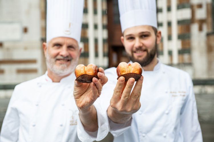 Paolo e Andrea Sacchetti, padre e figlio, con le loro le mitiche Pesche di Prato, pasticceria Nuovo Mondo
