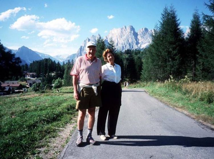 Paolo Fresco a passeggio nel vede della conca ampezzana assieme con la moglie Marlene
