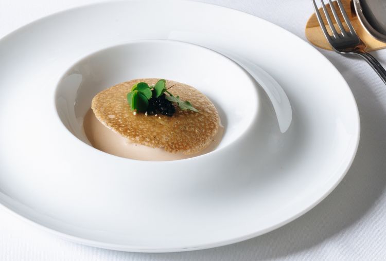 Storione cotto poche al latte di noci, acetose e caviale affumicato