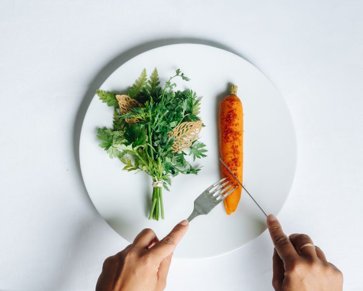 Carota ripiena di farinello e uvetta, glassa di carote e spezie