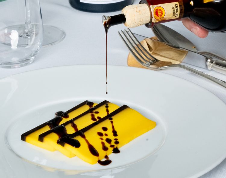 Creme Caramel al Parmigiano Reggiano: frittata al Parmigiano Reggiano 36 mesi, cipolla e Aceto Balsamico Tradizionale Villa Manodori
(foto di Giulio Cai)