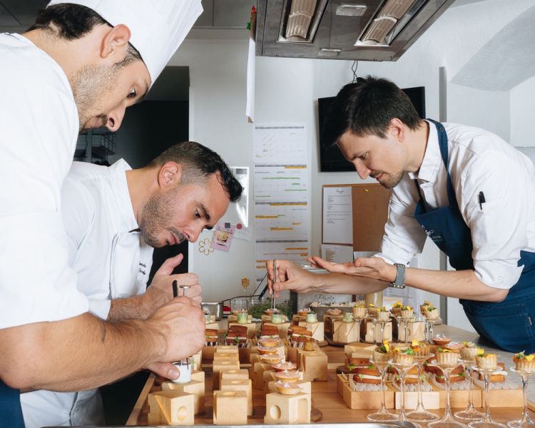 Riccardo Forapani e Paolo Griffa al lavoro in cucina