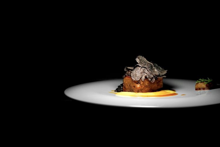 Agnello del Casentino di Simone Fracassi, vellutata di lenticchie, lenticchie, animella e tartufo nero pregiato. La carne (sella e spalla) è cotta a bassa temperatura, 62° per 12 ore. Poi c'è anche la sua animella fritta
