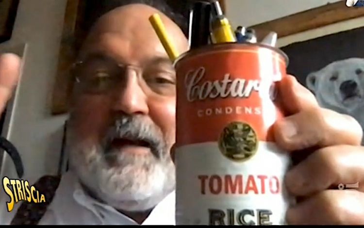 Paolo Marchi mostra ai fratelli Costardi la sua lattina di Risotto al pomodoro, usata secondo copione come portapenne
