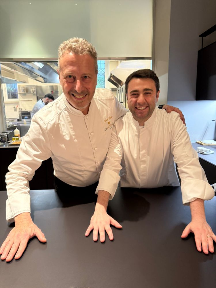 A sinistra, Paolo Rota, chef del ristorante Da V