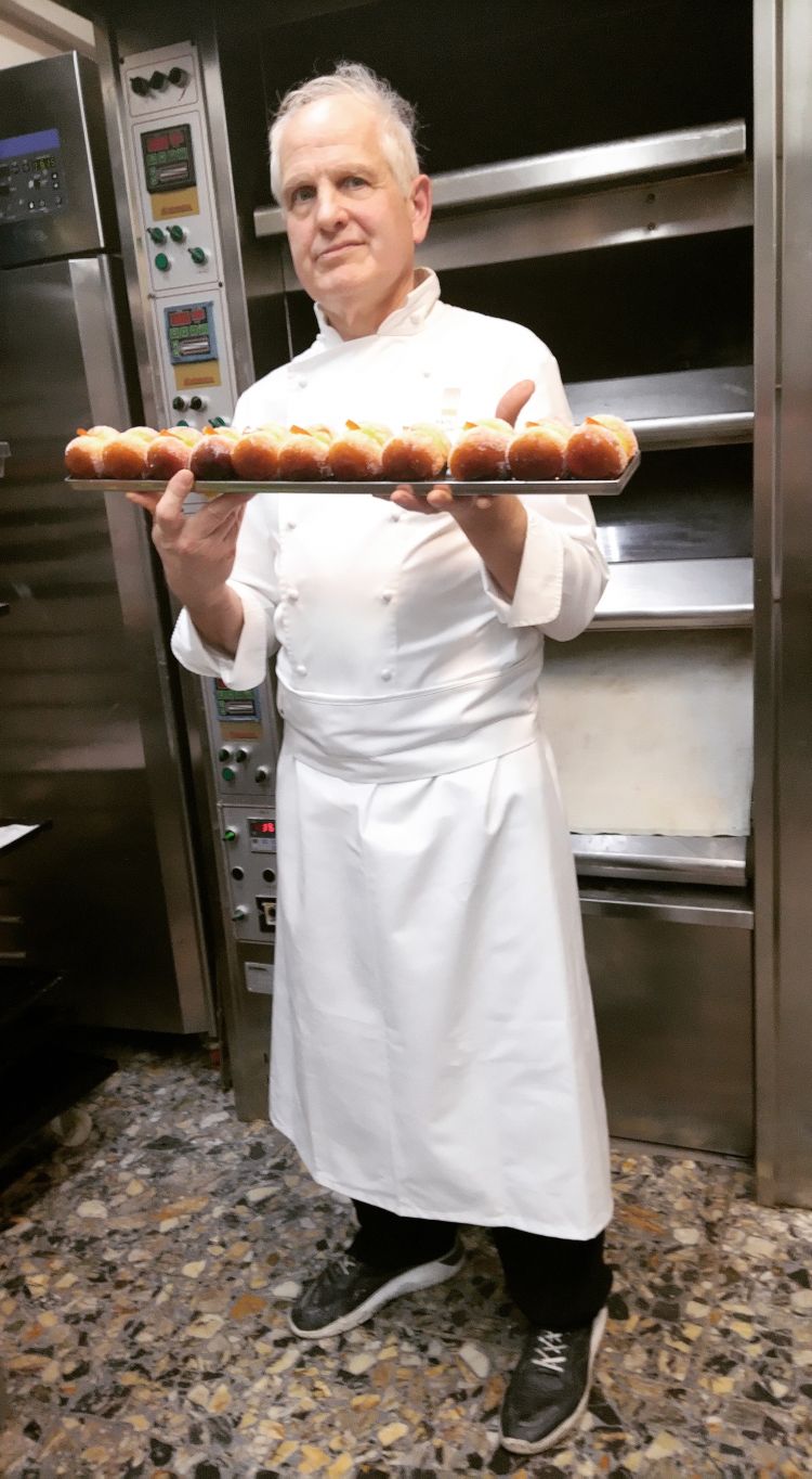 Nel laboratorio della pasticceria Nuovo Mondo ecco Paolo Sacchetti con le sue mitiche Pesche di Prato
