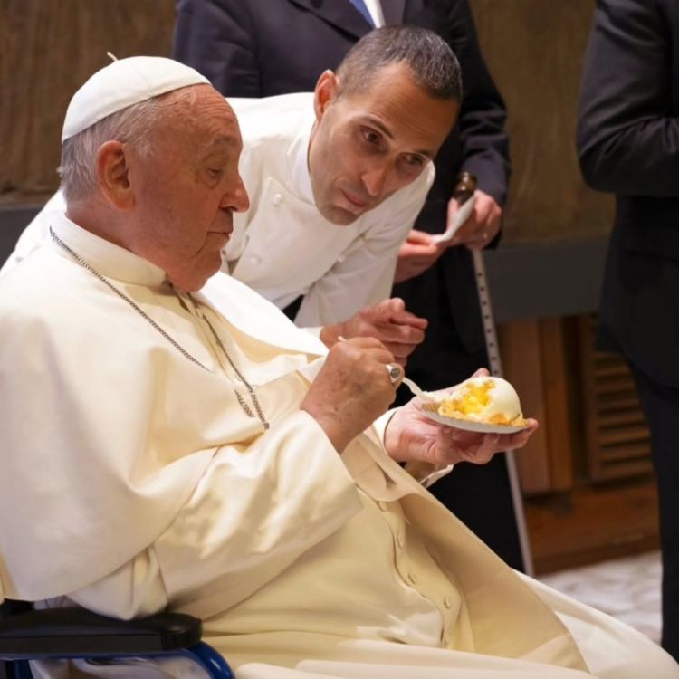 Papa Francesco con Nicola Pansa mentre assaggia la delizia al limone
