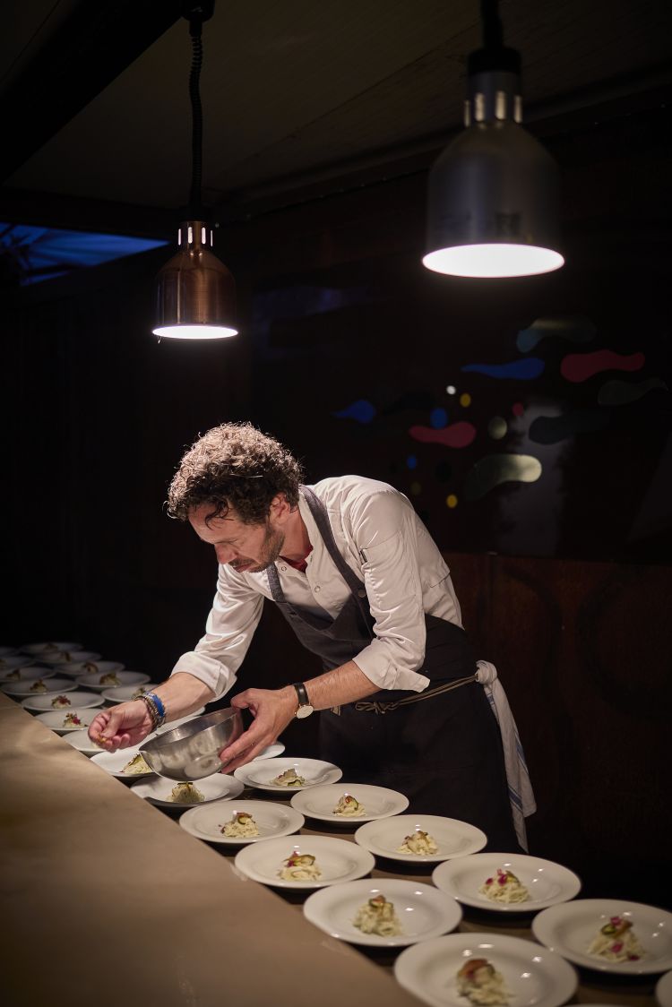 Tra i diversi ospiti presenti per la manifestazione, Marco Ambrosino, che ha curato gli amuse bouche della cena presso il ristorante Il Papavero, una stella Michelin a Eboli